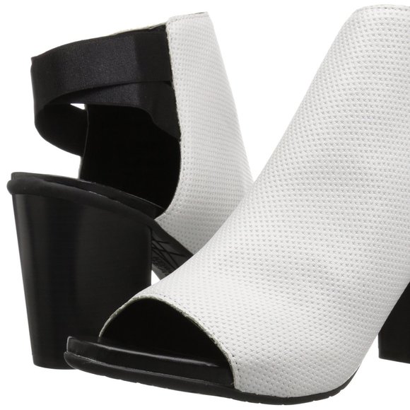 Kenneth Cole Reaction Women's Fridah Fly Ankle Bootie size 8.5 - Picture 2 of 5